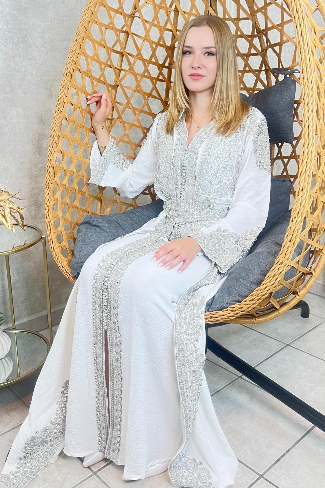 Weißer Marokkanischer Kaftan mit Silberner Stickerei, 2-teilig mit Gürtel, Elegantes Hochzeitskleid, Luxus Takchita Classica (etsy image id: 7306784787)