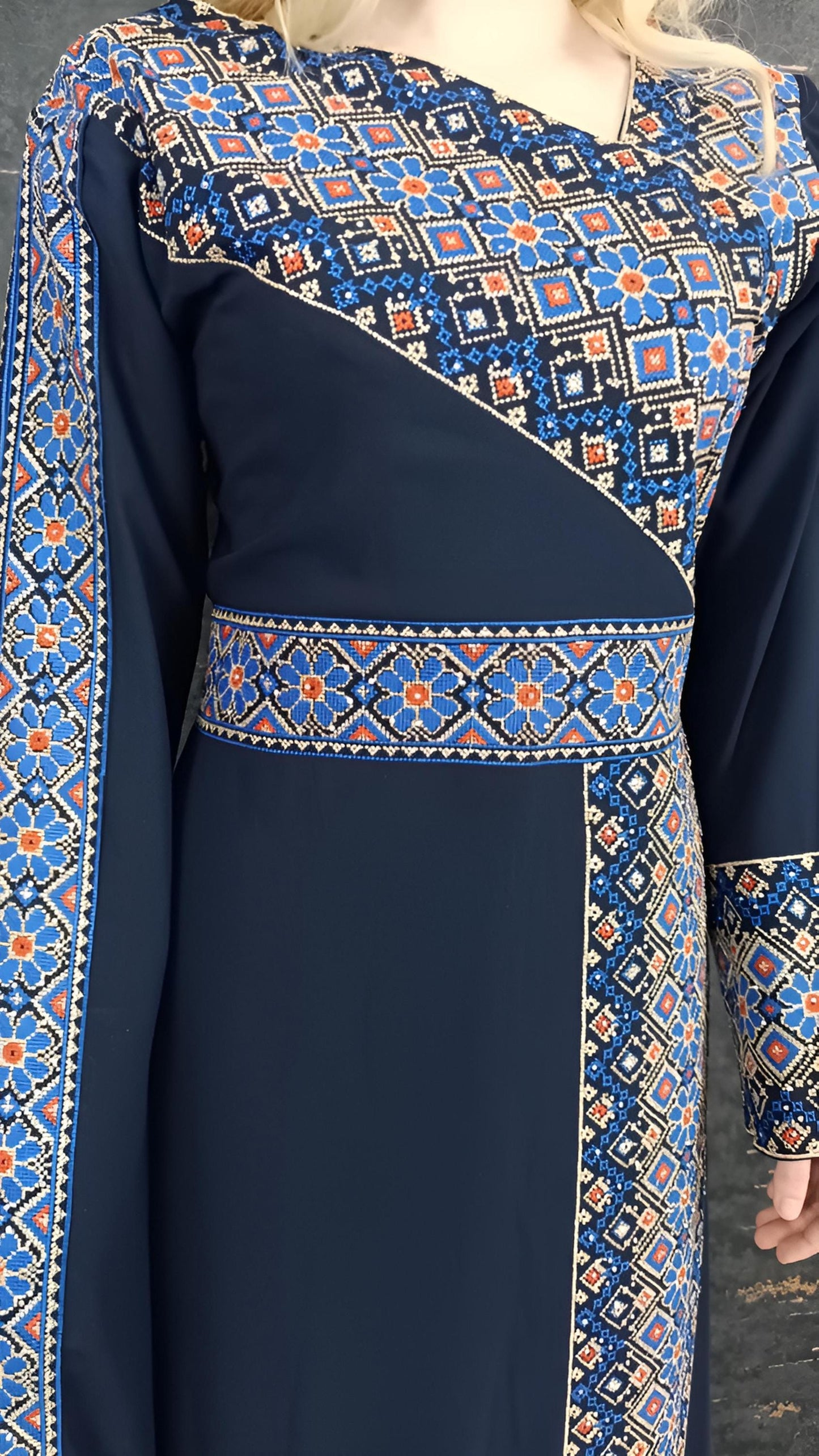 Kaftan Schaza mit Gürtel, dunkelblau, asymmetrischer Halsausschnitt, unterschiedliche Armlängen bunte Stickerei, Kleid für besondere Anlässe
