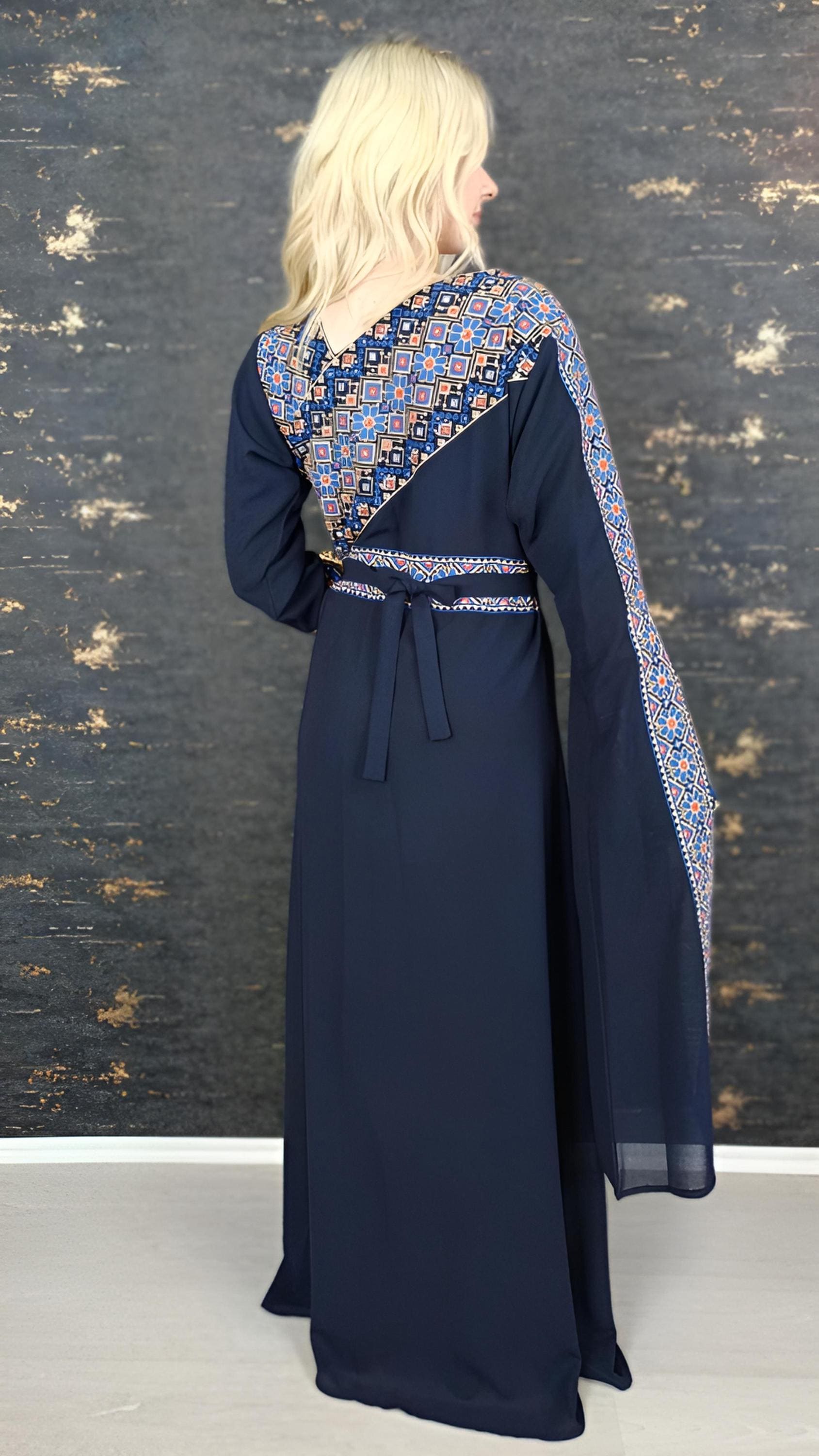 Kaftan Schaza mit Gürtel, dunkelblau, asymmetrischer Halsausschnitt, unterschiedliche Armlängen bunte Stickerei, Kleid für besondere Anlässe