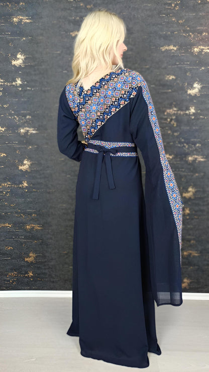 Kaftan Schaza mit Gürtel, dunkelblau, asymmetrischer Halsausschnitt, unterschiedliche Armlängen bunte Stickerei, Kleid für besondere Anlässe