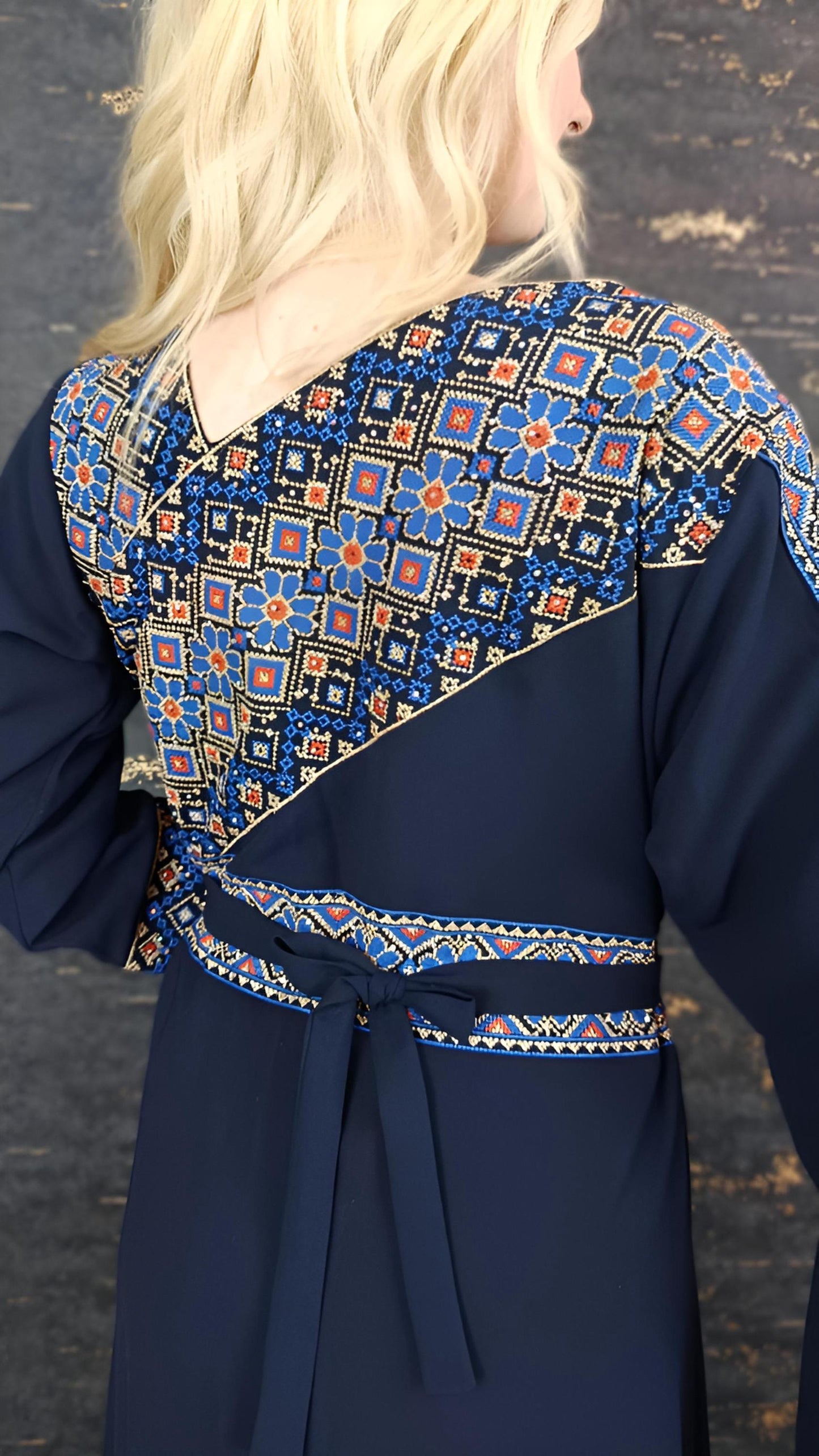 Kaftan Schaza mit Gürtel, dunkelblau, asymmetrischer Halsausschnitt, unterschiedliche Armlängen bunte Stickerei, Kleid für besondere Anlässe