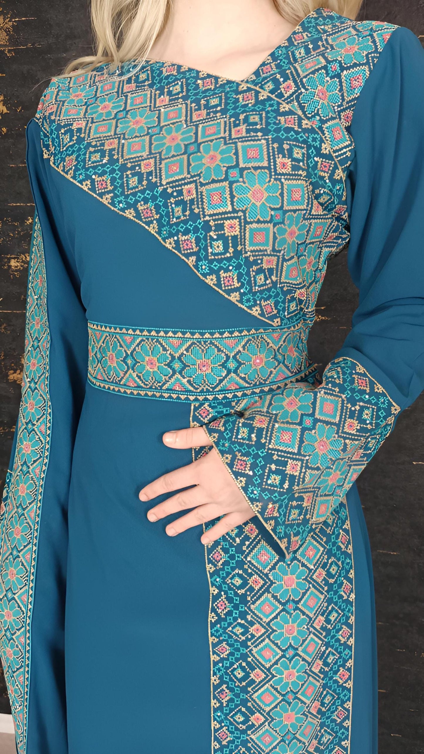 Kaftan Schaza mit Gürtel, türkis, asymmetrischer Halsausschnitt, unterschiedliche Armlängen, bunte Stickerei, Kleid für besondere Anlässe