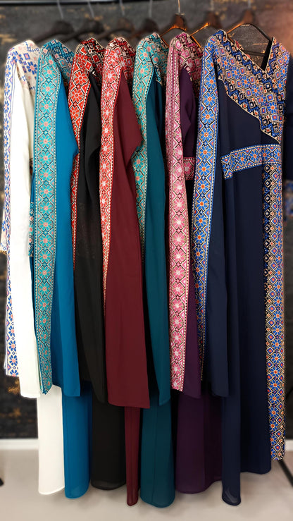 Kaftan Schaza mit Gürtel, türkis, asymmetrischer Halsausschnitt, unterschiedliche Armlängen, bunte Stickerei, Kleid für besondere Anlässe