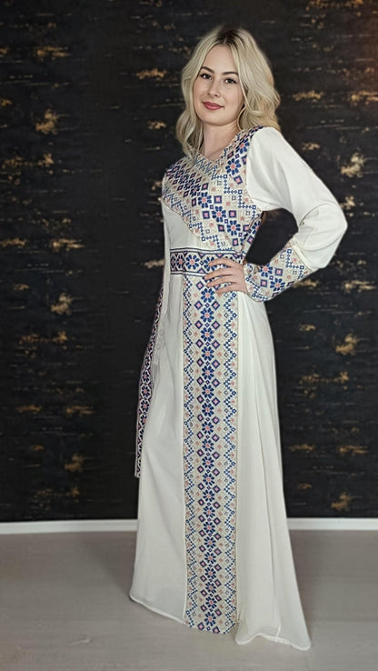 Kaftan Schaza mit Gürtel, weiß, asymmetrischer Halsausschnitt, unterschiedliche Armlängen, bunte Stickerei, Kleid für besondere Anlässe