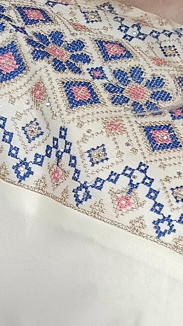 Kaftan Schaza mit Gürtel, weiß, asymmetrischer Halsausschnitt, unterschiedliche Armlängen, bunte Stickerei, Kleid für besondere Anlässe