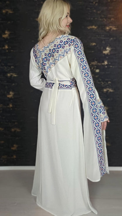 Kaftan Schaza mit Gürtel, weiß, asymmetrischer Halsausschnitt, unterschiedliche Armlängen, bunte Stickerei, Kleid für besondere Anlässe