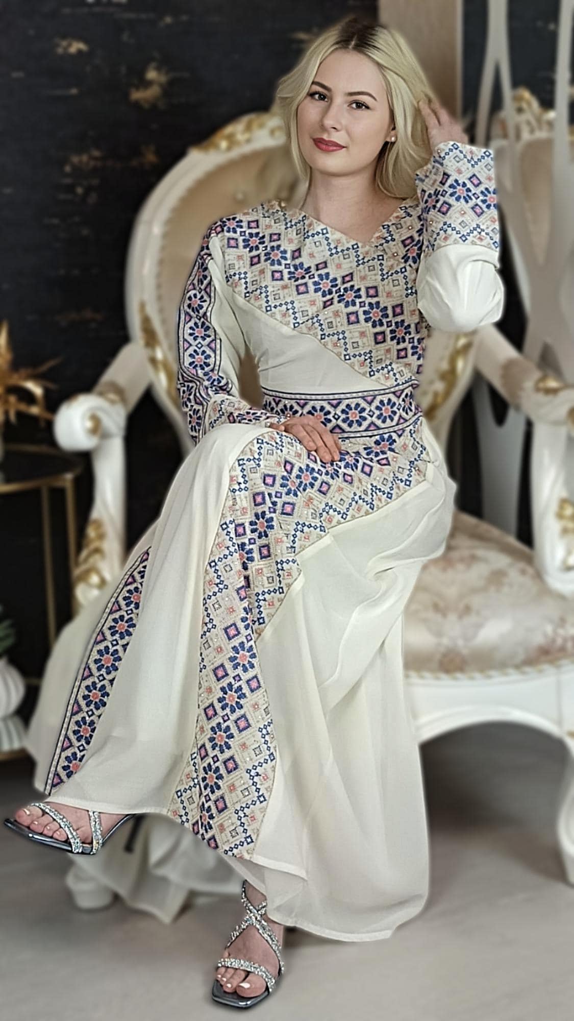 Kaftan Schaza mit Gürtel, weiß, asymmetrischer Halsausschnitt, unterschiedliche Armlängen, bunte Stickerei, Kleid für besondere Anlässe