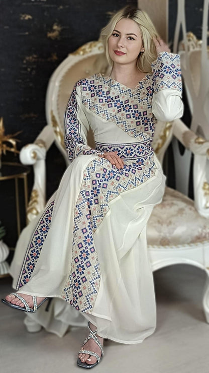 Kaftan Schaza mit Gürtel, weiß, asymmetrischer Halsausschnitt, unterschiedliche Armlängen, bunte Stickerei, Kleid für besondere Anlässe