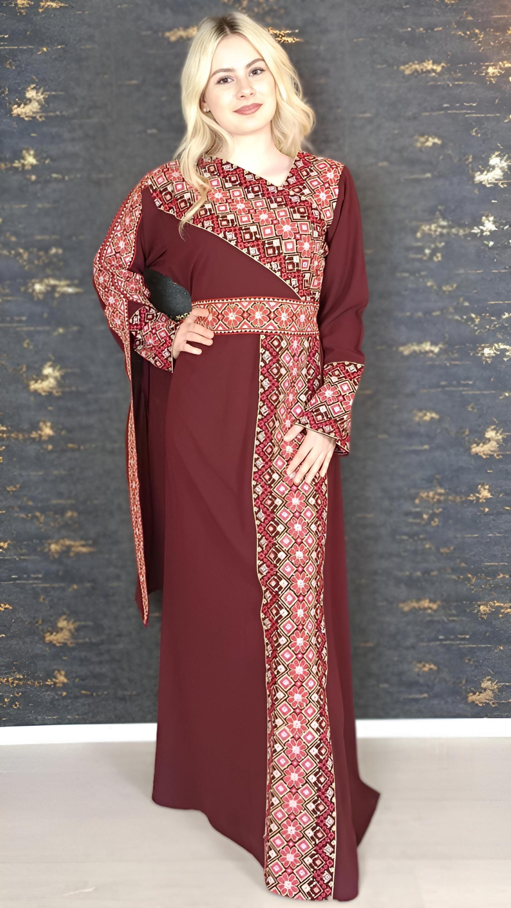 Kaftan Schaza mit Gürtel, weinrot, asymmetrischer Halsausschnitt, unterschiedliche Armlängen, bunte Stickerei, Kleid für besondere Anlässe
