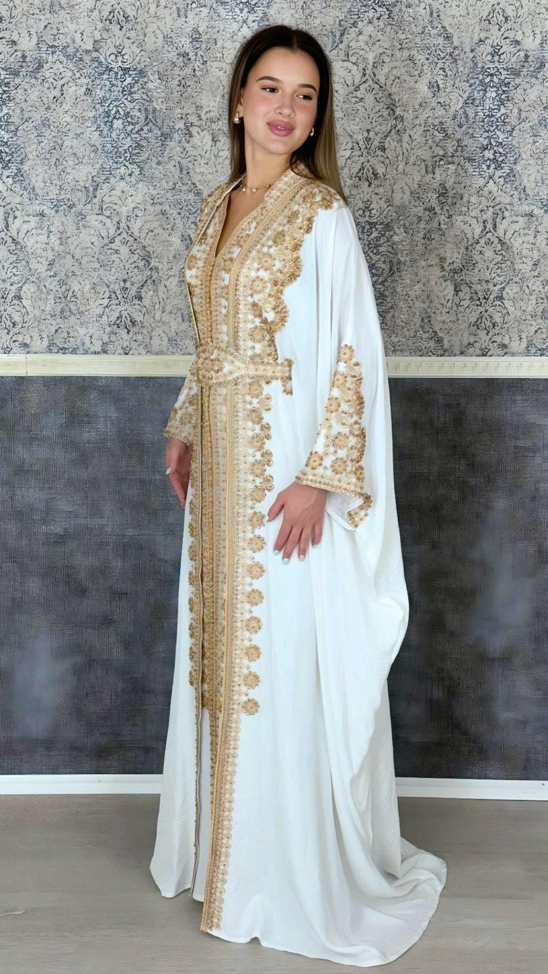 Kaftan Jasmin mit Abaya, weiß, Butterfly Ärmel, Gold Stickerei, Hochzeit, arabischer Kaftan, Jalabiya, Hennakleid, Festkleid, Takshita (etsy image id: 6196886082)