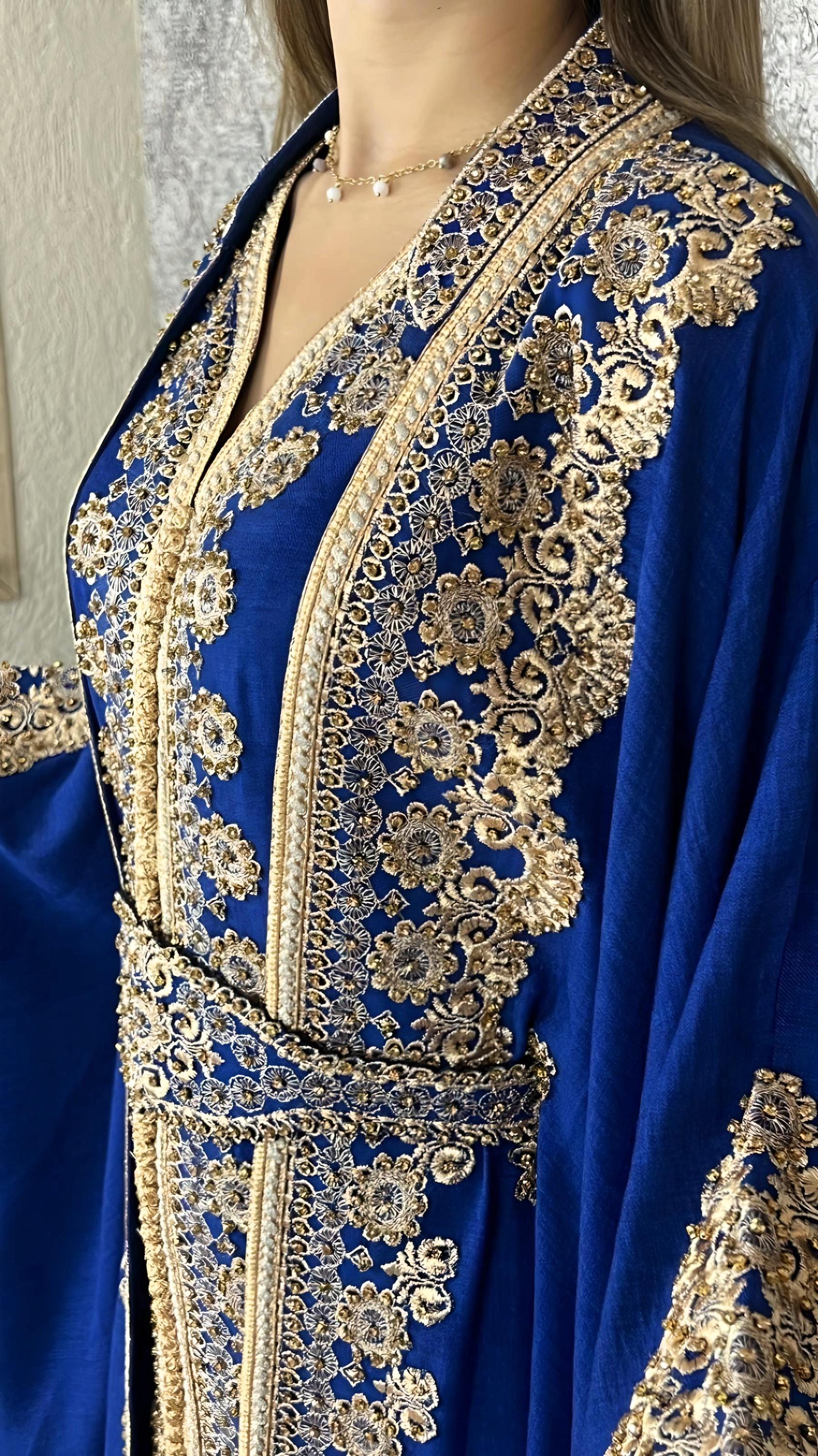 Kaftan Jasmin mit Abaya, royalblau, Butterfly Ärmel, Gold Stickerei, Verlobung, arabischer Kaftan, Jalabiya, Hennakleid, Festkleid, Takshita (etsy image id: 6197275488)