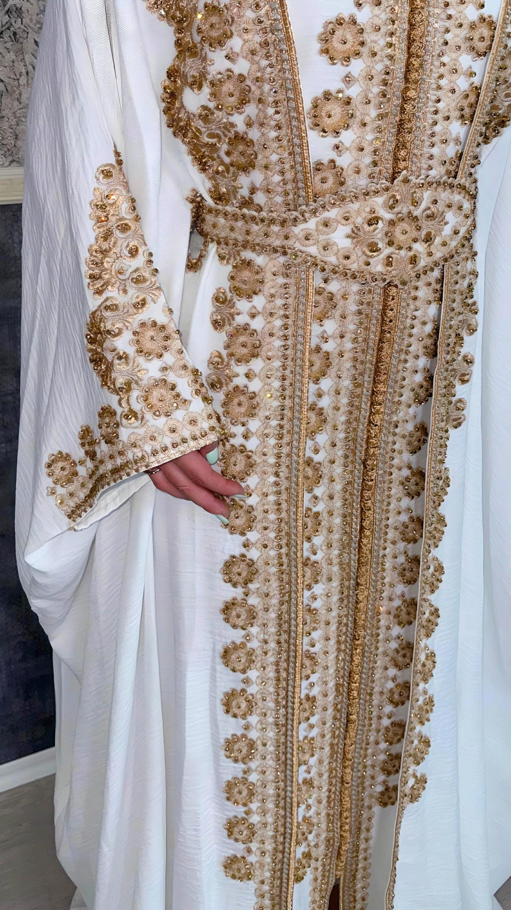 Kaftan Jasmin mit Abaya, weiß, Butterfly Ärmel, Gold Stickerei, Hochzeit, arabischer Kaftan, Jalabiya, Hennakleid, Festkleid, Takshita (etsy image id: 6244913767)