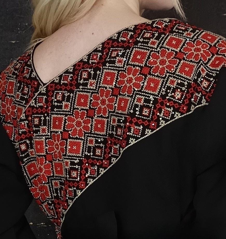 Kaftan Schaza mit Gürtel, schwarz, asymmetrischer Halsausschnitt, unterschiedliche Armlängen, bunte Stickerei, Kleid für besondere Anlässe (etsy image id: 6620885488)