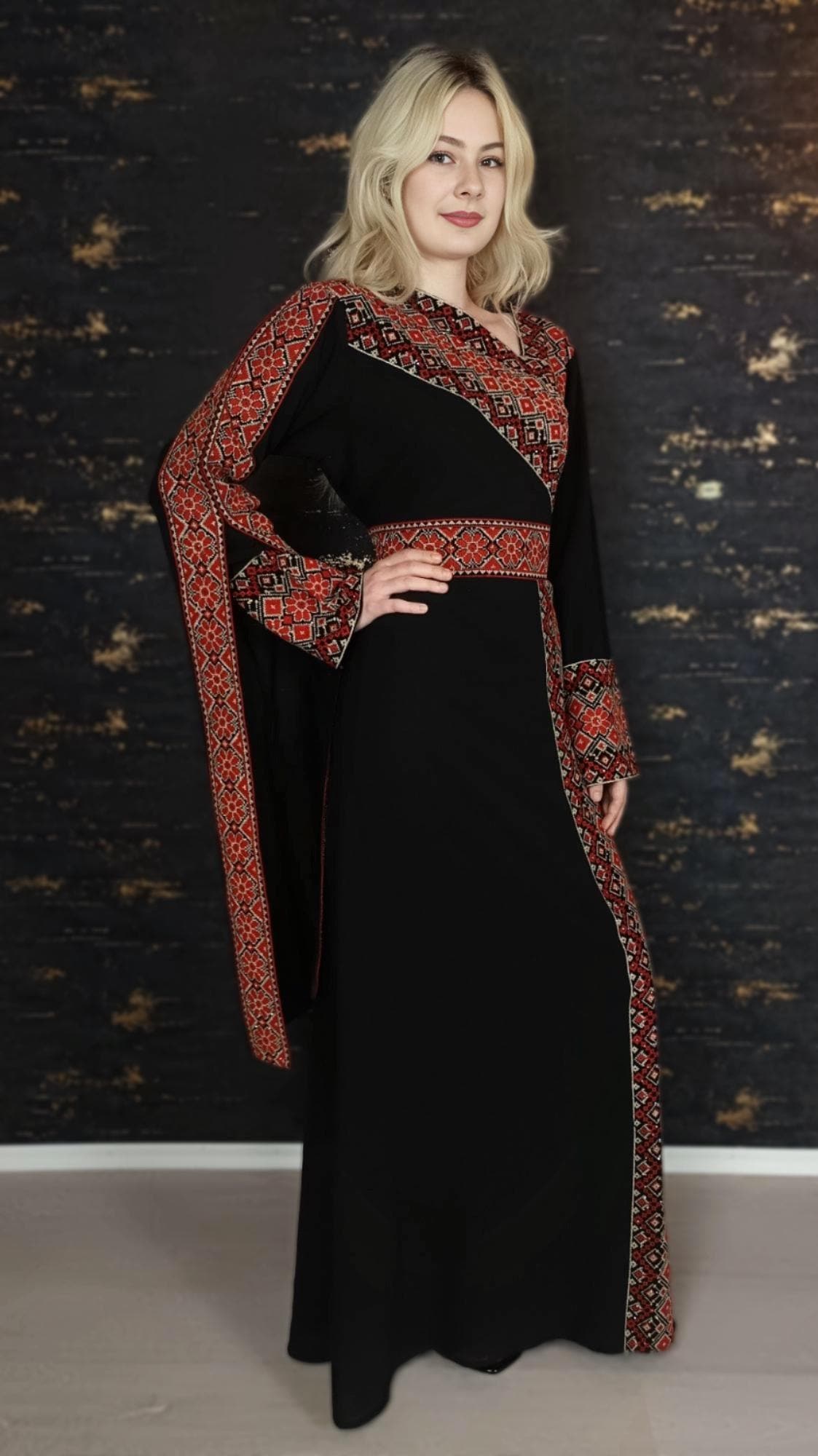 Kaftan Schaza mit Gürtel, schwarz, asymmetrischer Halsausschnitt, unterschiedliche Armlängen, bunte Stickerei, Kleid für besondere Anlässe (etsy image id: 6620886018)