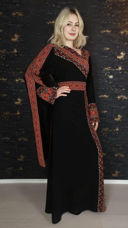 Kaftan Schaza mit Gürtel, schwarz, asymmetrischer Halsausschnitt, unterschiedliche Armlängen, bunte Stickerei, Kleid für besondere Anlässe (etsy image id: 6620886018)