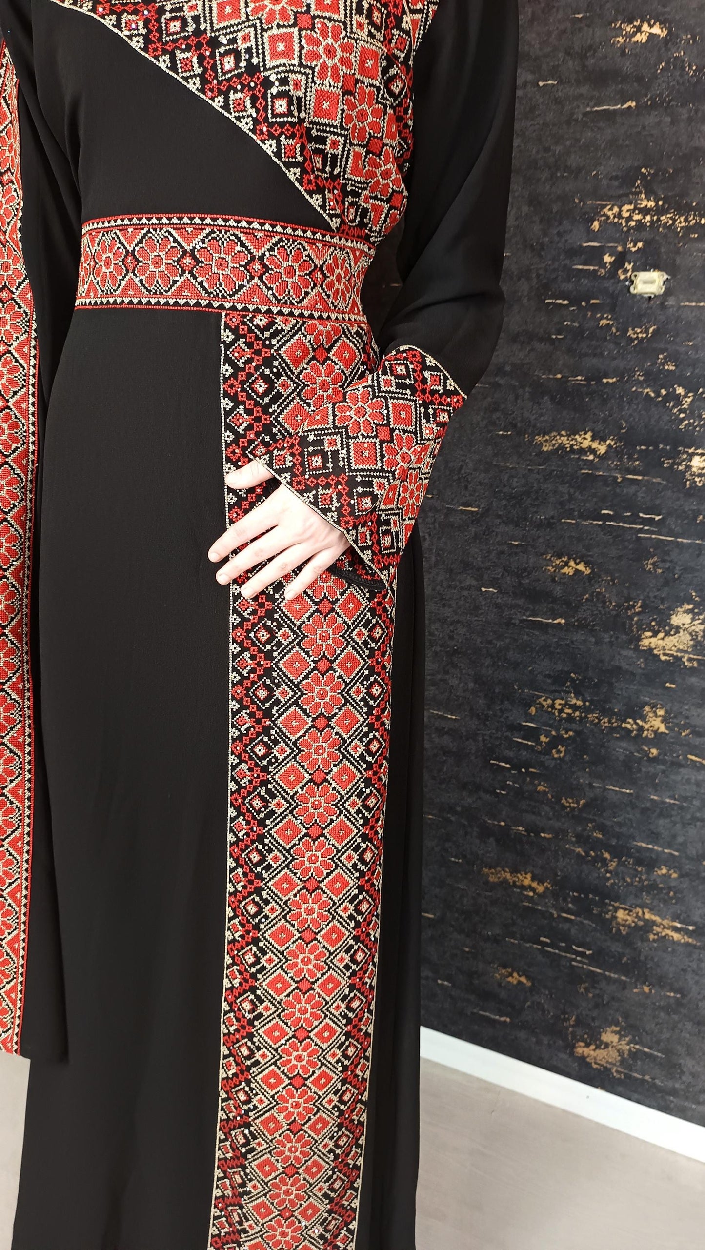 Kaftan Schaza mit Gürtel, schwarz, asymmetrischer Halsausschnitt, unterschiedliche Armlängen, bunte Stickerei, Kleid für besondere Anlässe (etsy image id: 6620886358)