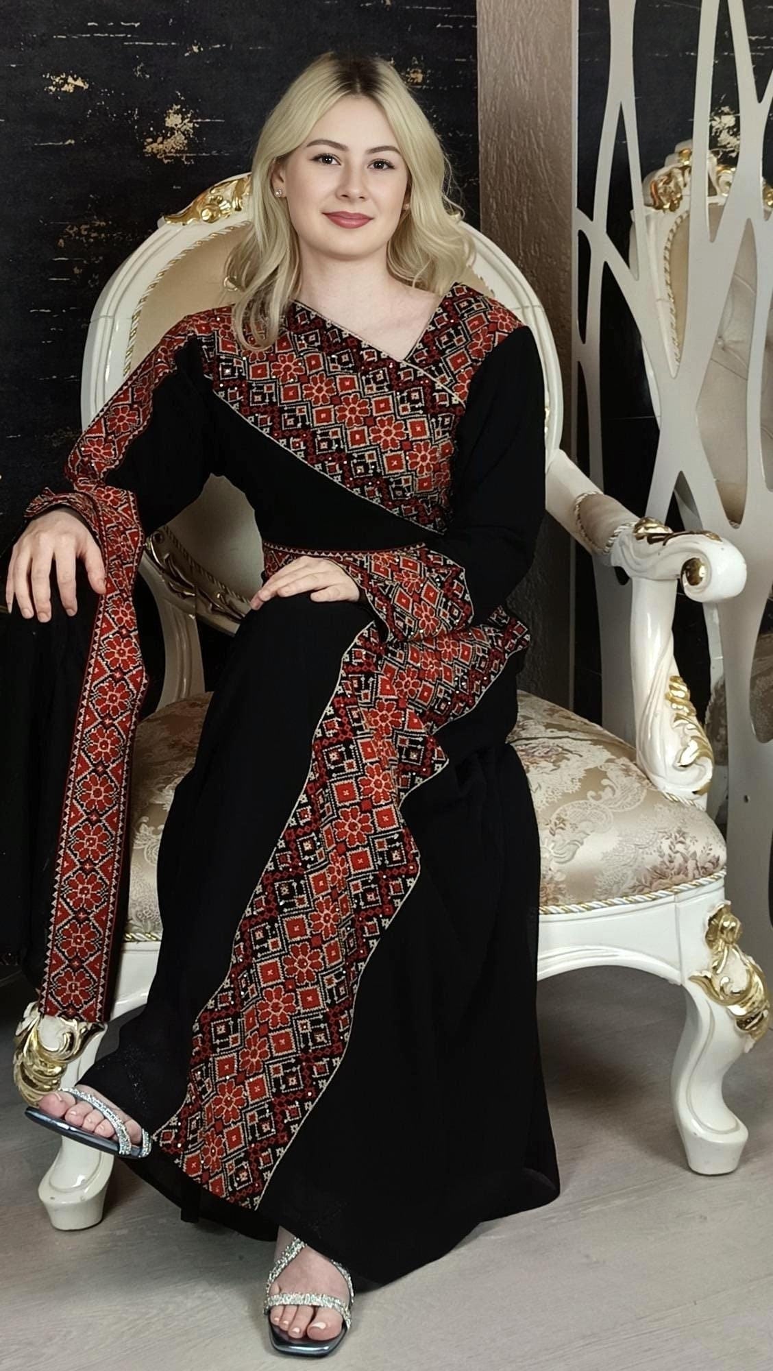 Kaftan Schaza mit Gürtel, schwarz, asymmetrischer Halsausschnitt, unterschiedliche Armlängen, bunte Stickerei, Kleid für besondere Anlässe (etsy image id: 6669008461)