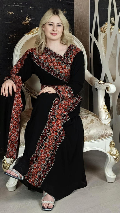 Kaftan Schaza mit Gürtel, schwarz, asymmetrischer Halsausschnitt, unterschiedliche Armlängen, bunte Stickerei, Kleid für besondere Anlässe (etsy image id: 6669008461)