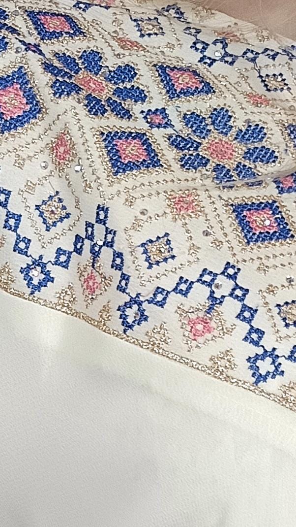 Kaftan Schaza mit Gürtel, weiß, asymmetrischer Halsausschnitt, unterschiedliche Armlängen, bunte Stickerei, Kleid für besondere Anlässe (etsy image id: 6906481186)