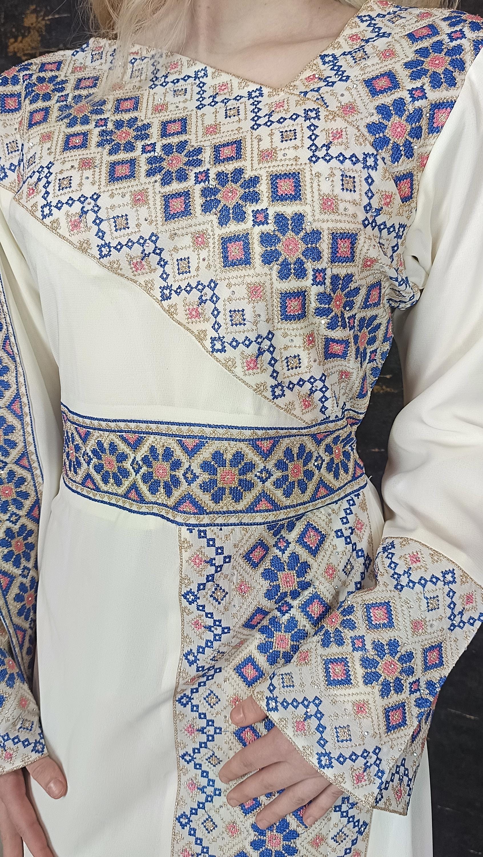 Kaftan Schaza mit Gürtel, weiß, asymmetrischer Halsausschnitt, unterschiedliche Armlängen, bunte Stickerei, Kleid für besondere Anlässe (etsy image id: 6954454429)