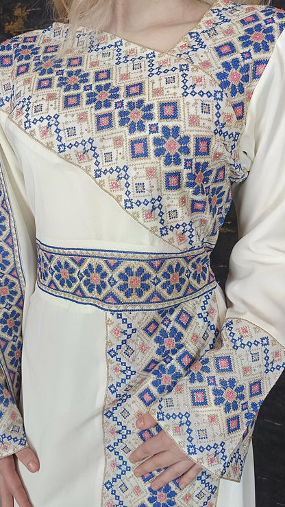 Kaftan Schaza mit Gürtel, weiß, asymmetrischer Halsausschnitt, unterschiedliche Armlängen, bunte Stickerei, Kleid für besondere Anlässe (etsy image id: 6954454429)