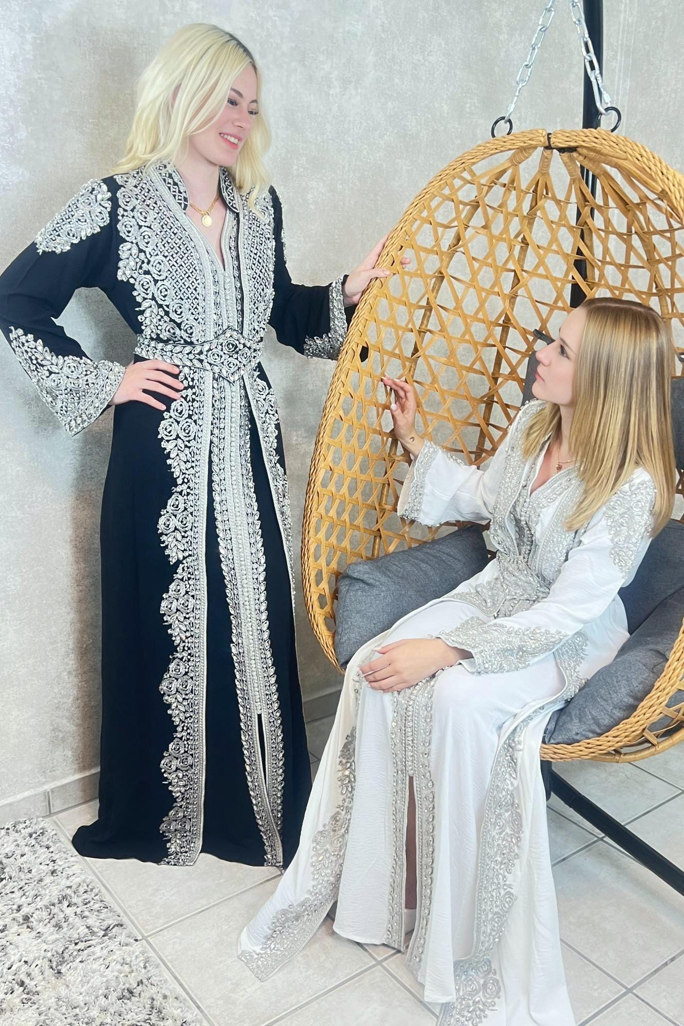 Weißer Marokkanischer Kaftan mit Silberner Stickerei, 2-teilig mit Gürtel, Elegantes Hochzeitskleid, Luxus Takchita Classica (etsy image id: 7258831184)