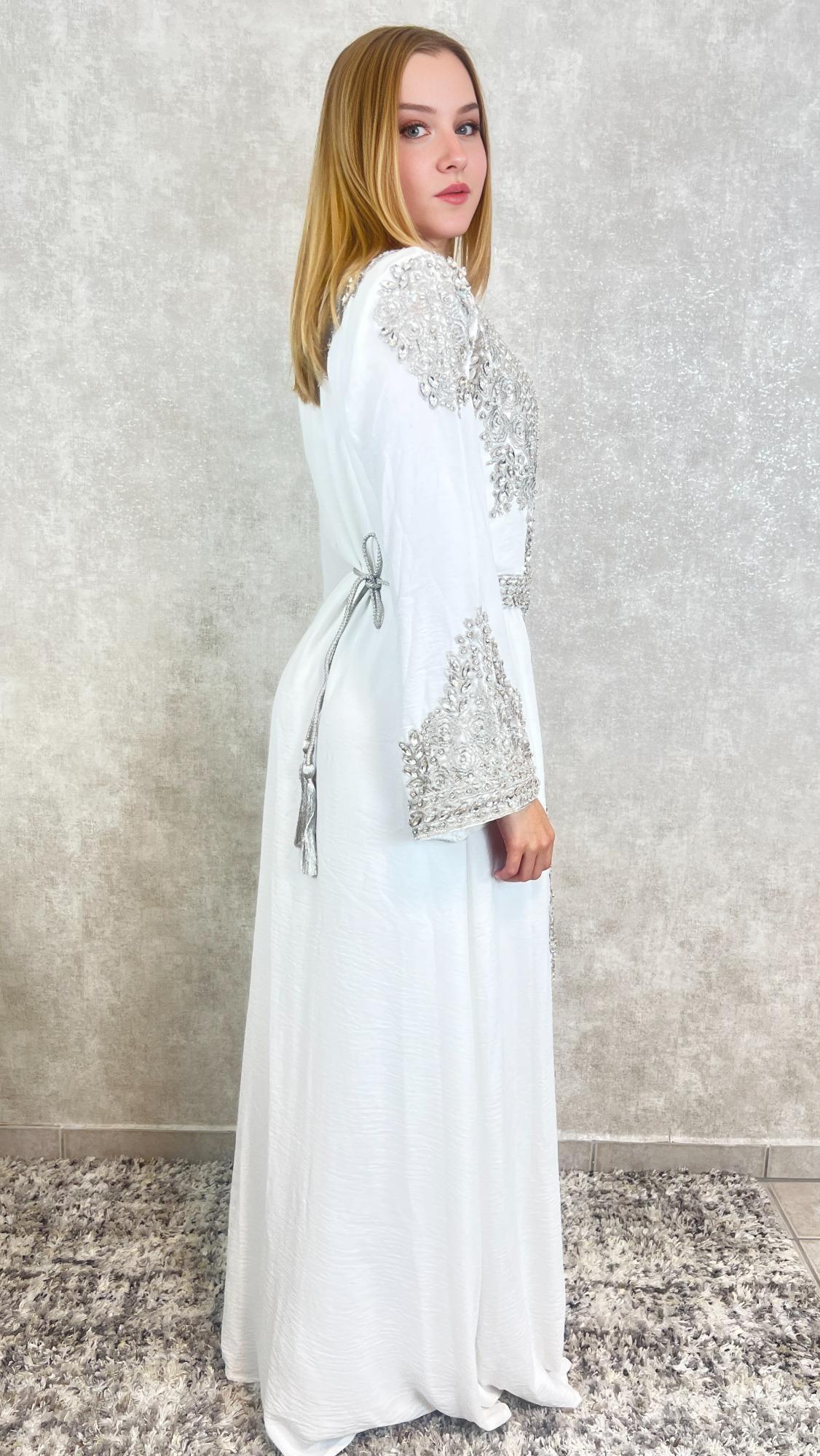 Weißer Marokkanischer Kaftan mit Silberner Stickerei, 2-teilig mit Gürtel, Elegantes Hochzeitskleid, Luxus Takchita Classica (etsy image id: 7258832098)