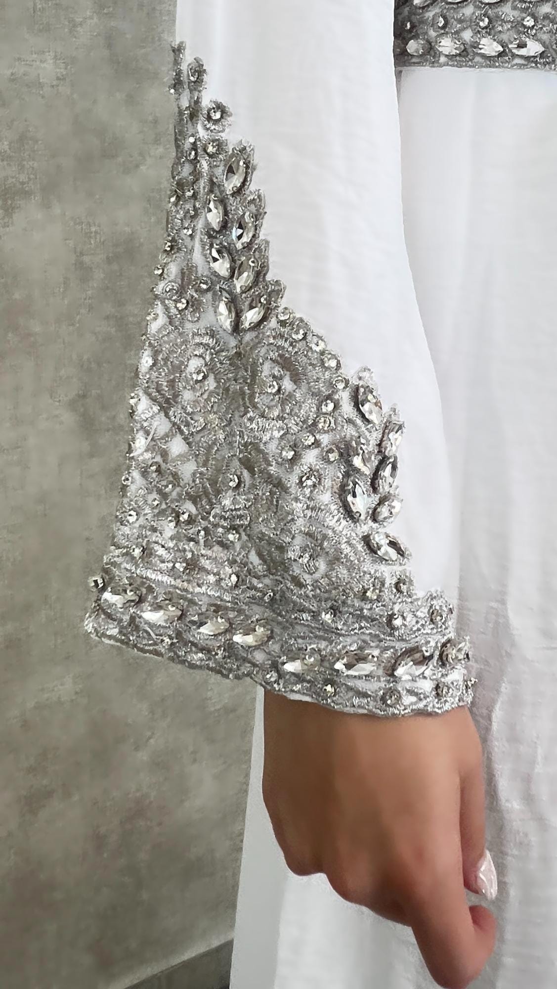 Weißer Marokkanischer Kaftan mit Silberner Stickerei, 2-teilig mit Gürtel, Elegantes Hochzeitskleid, Luxus Takchita Classica (etsy image id: 7258833754)