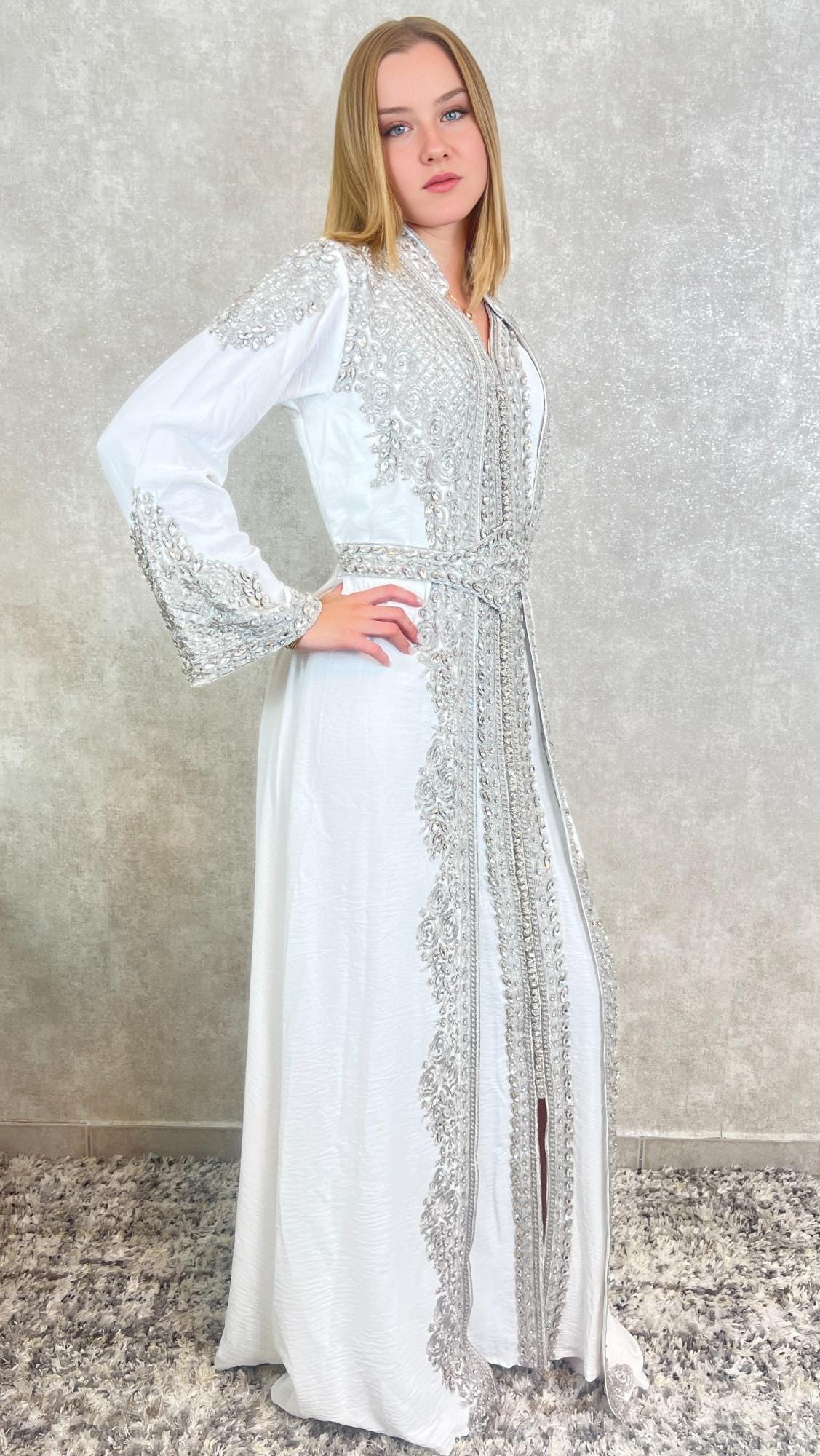 Weißer Marokkanischer Kaftan mit Silberner Stickerei, 2-teilig mit Gürtel, Elegantes Hochzeitskleid, Luxus Takchita Classica (etsy image id: 7266611474)