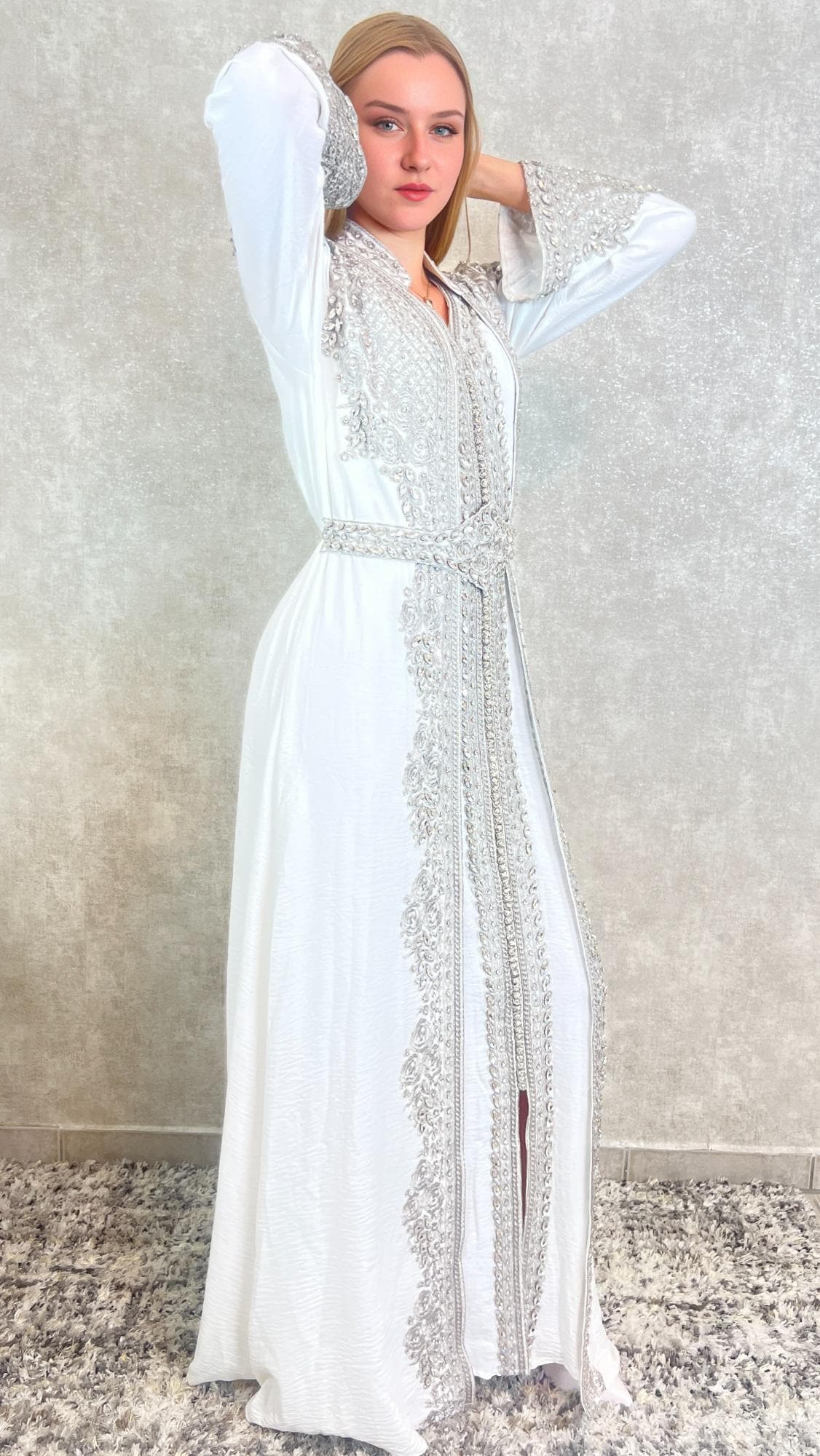 Weißer Marokkanischer Kaftan mit Silberner Stickerei, 2-teilig mit Gürtel, Elegantes Hochzeitskleid, Luxus Takchita Classica (etsy image id: 7306784111)