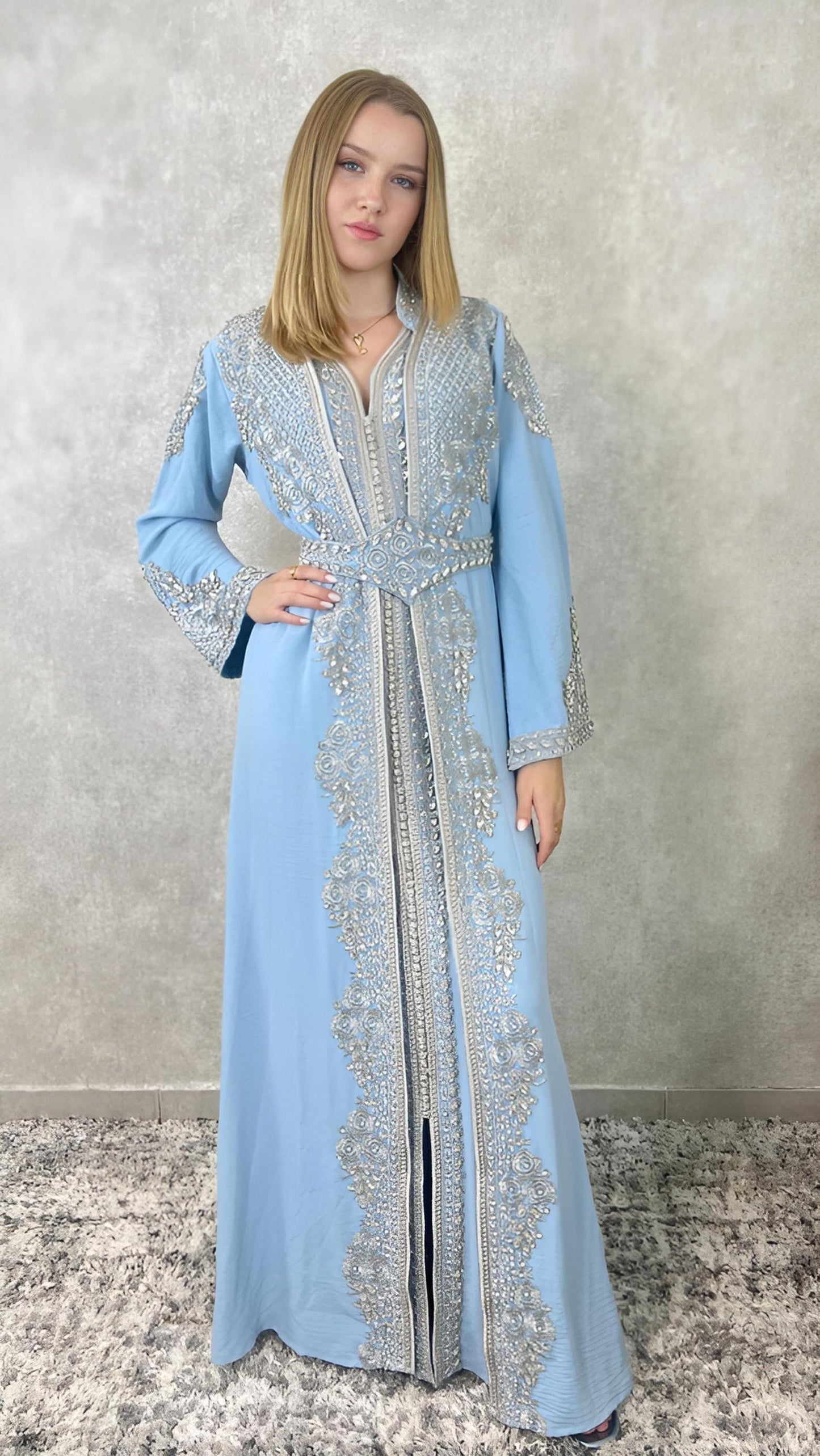 Hellblau Marokkanischer Kaftan mit Silberner Stickerei, 2-teilig mit Gürtel, Elegantes Hochzeitskleid, Luxus Takchita Classica (etsy image id: 7397082186)