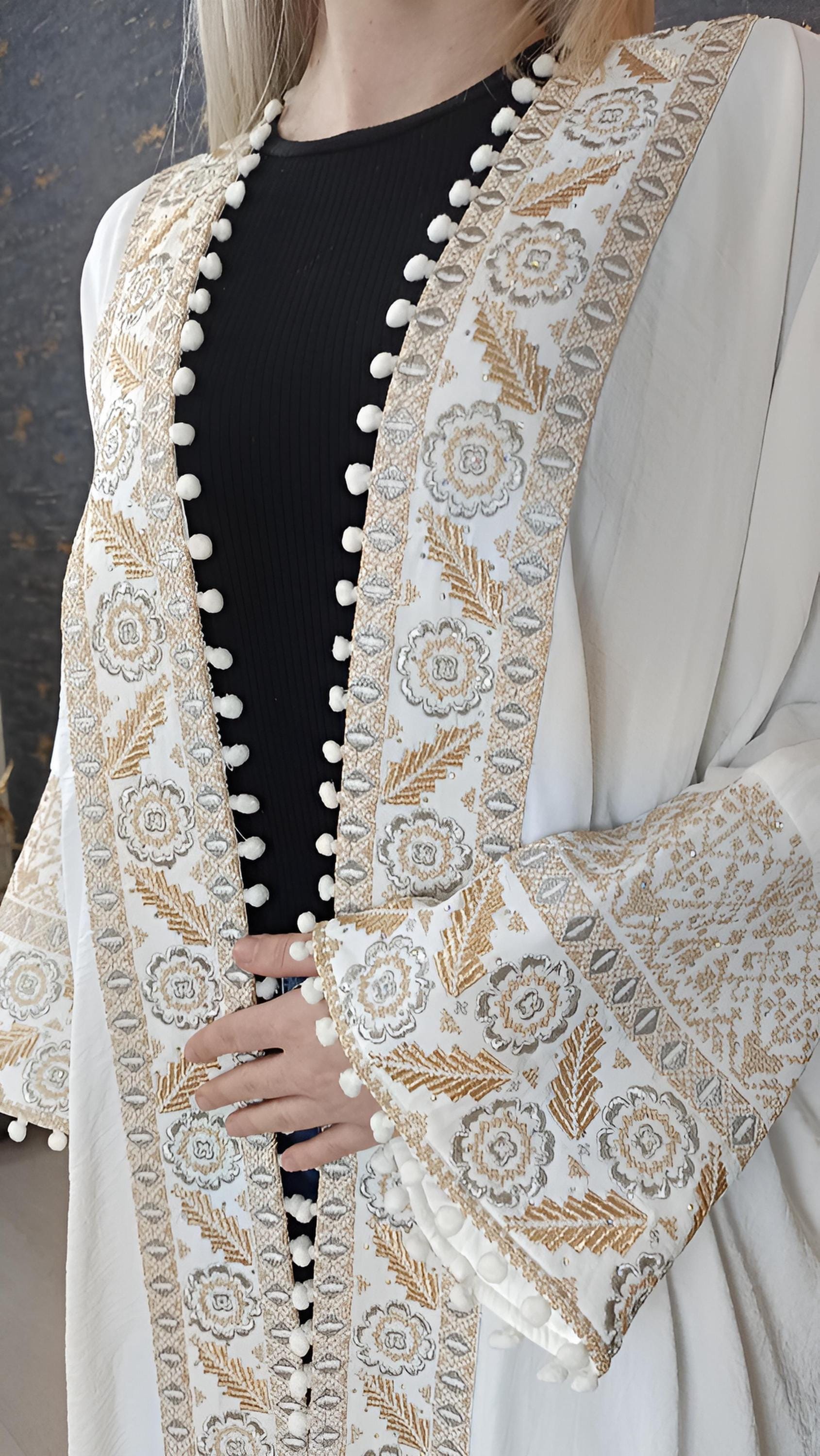 Bisht große Blume, weiß, mit Stickerei in Gold/Silber, Ramadan Abaya, Kaftan Frauen, Hennakleid, Kimono (etsy image id: 7675756330)