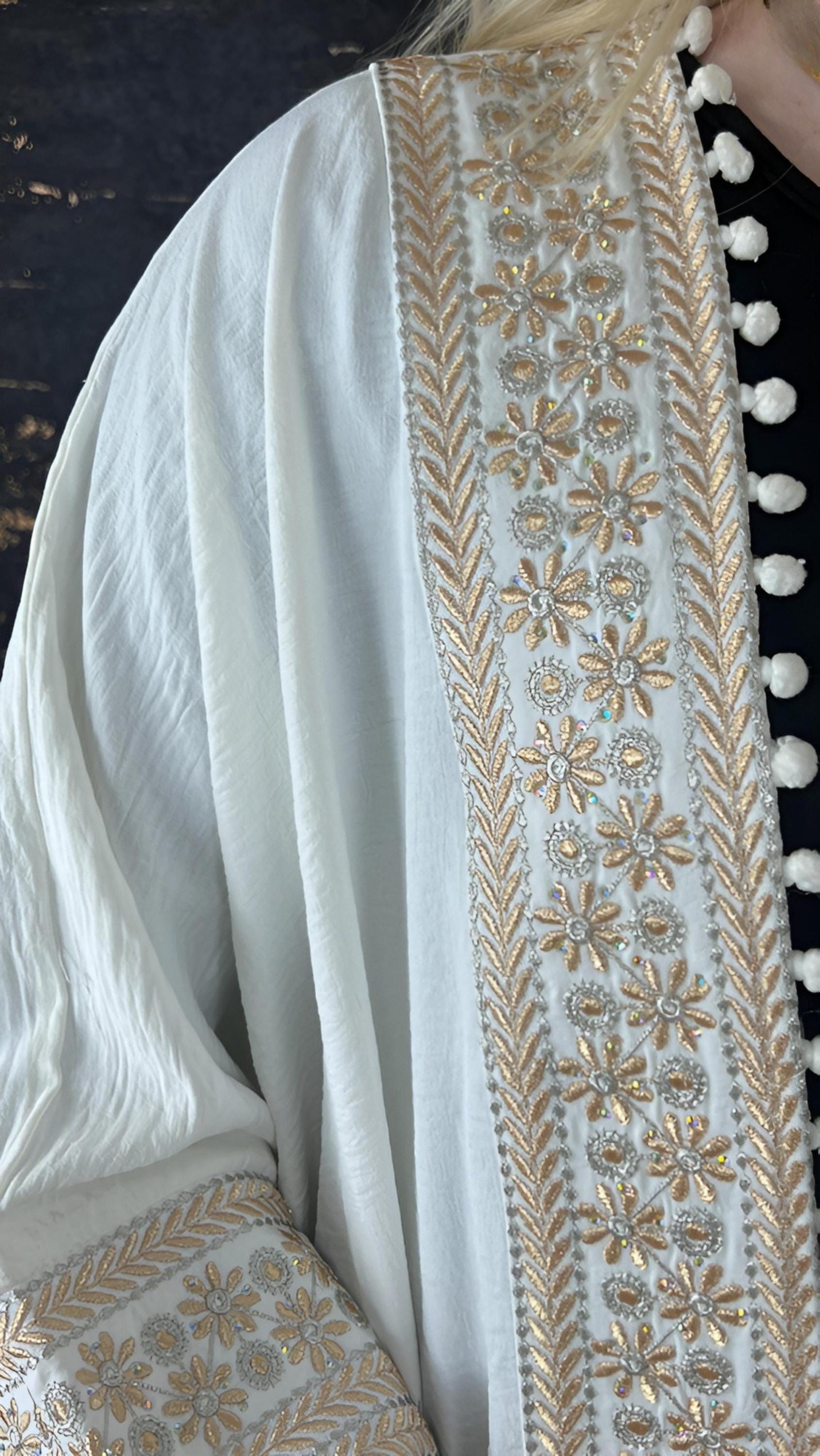 Bisht kleine Blume, weiß, mit Stickerei in Gold/Silber, Ramadan Abaya, Kaftan Frauen, Hennakleid, Kimono (etsy image id: 7675975740)