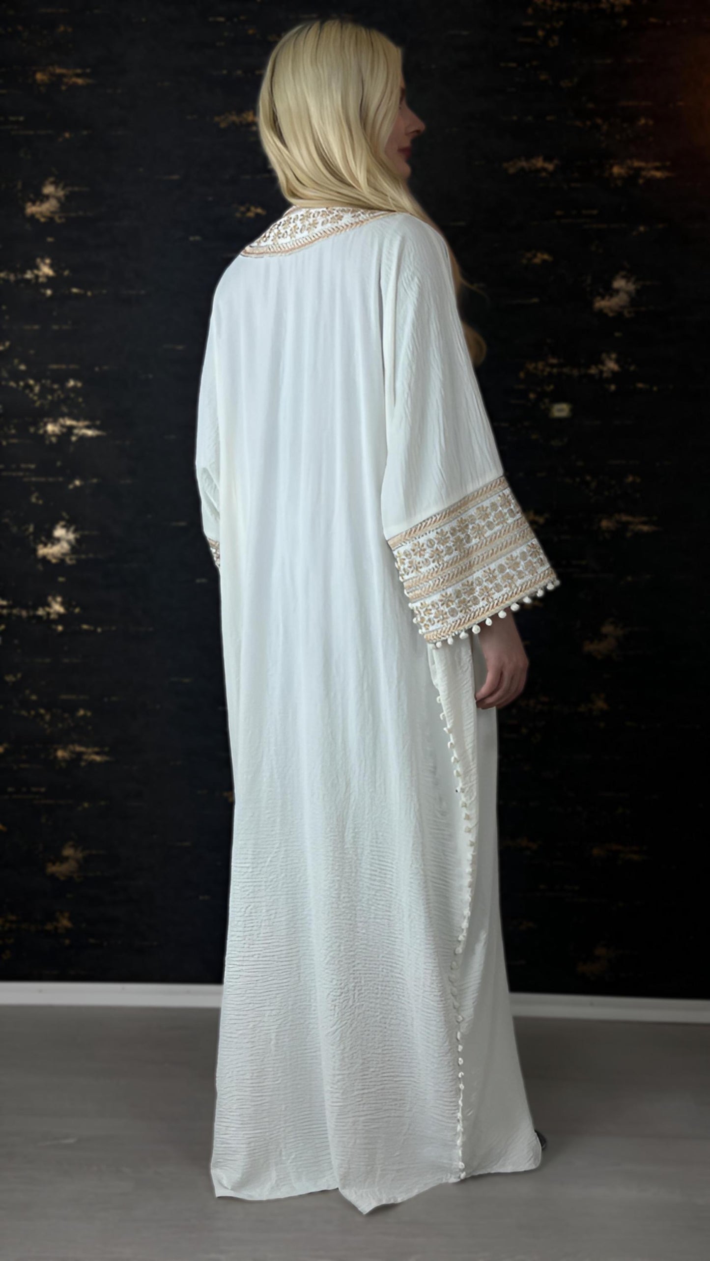 Bisht kleine Blume, weiß, mit Stickerei in Gold/Silber, Ramadan Abaya, Kaftan Frauen, Hennakleid, Kimono (etsy image id: 7675976192)