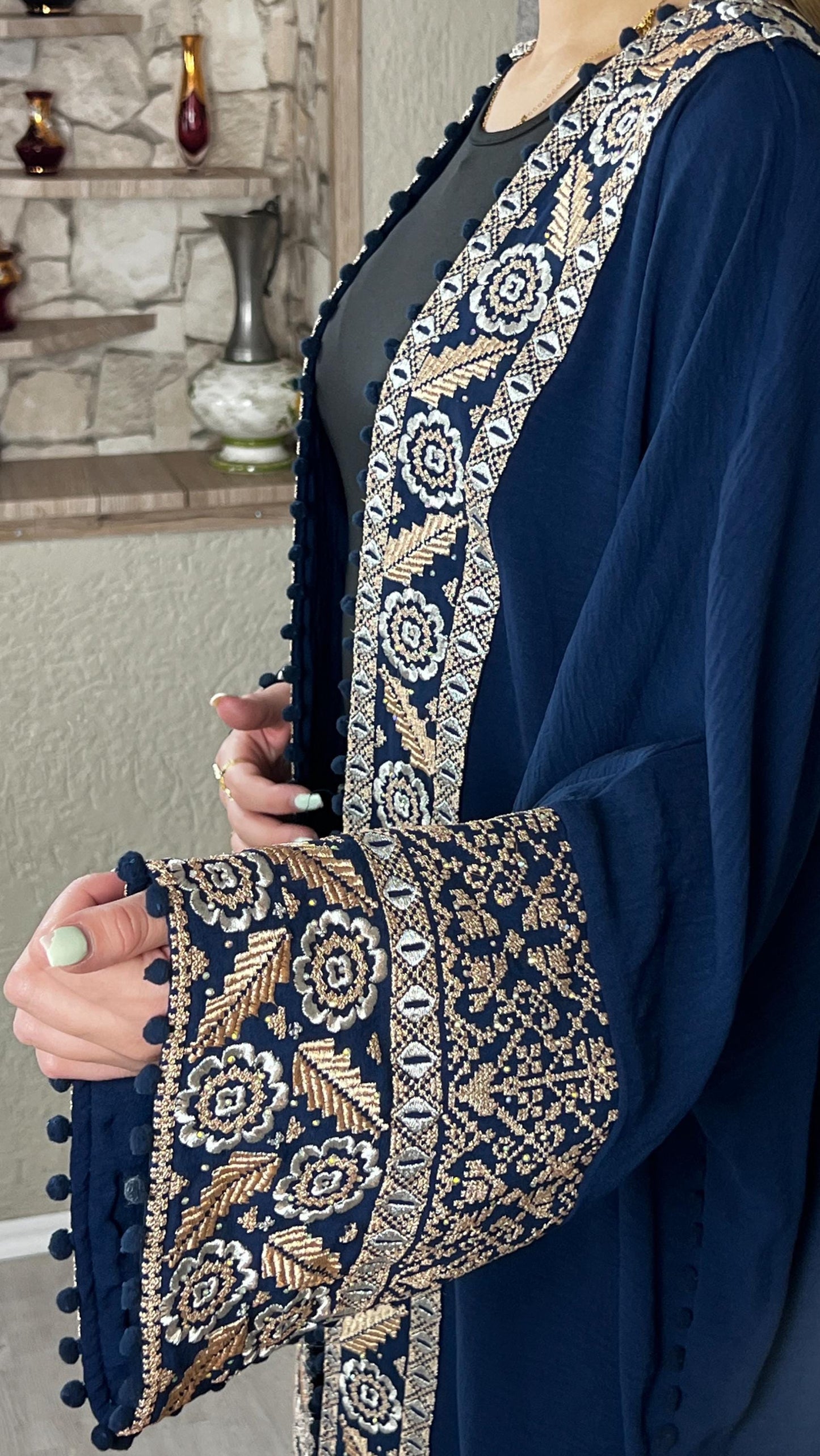 Bisht große Blume, dunkelblau, mit Stickerei in Gold/Silber, Ramadan Abaya, Kaftan Frauen, Hennakleid, Kimono (etsy image id: 7719693969)