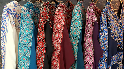 Kaftan Schaza mit Gürtel, schwarz, asymmetrischer Halsausschnitt, unterschiedliche Armlängen, bunte Stickerei, Kleid für besondere Anlässe (etsy image id: 7725709024)
