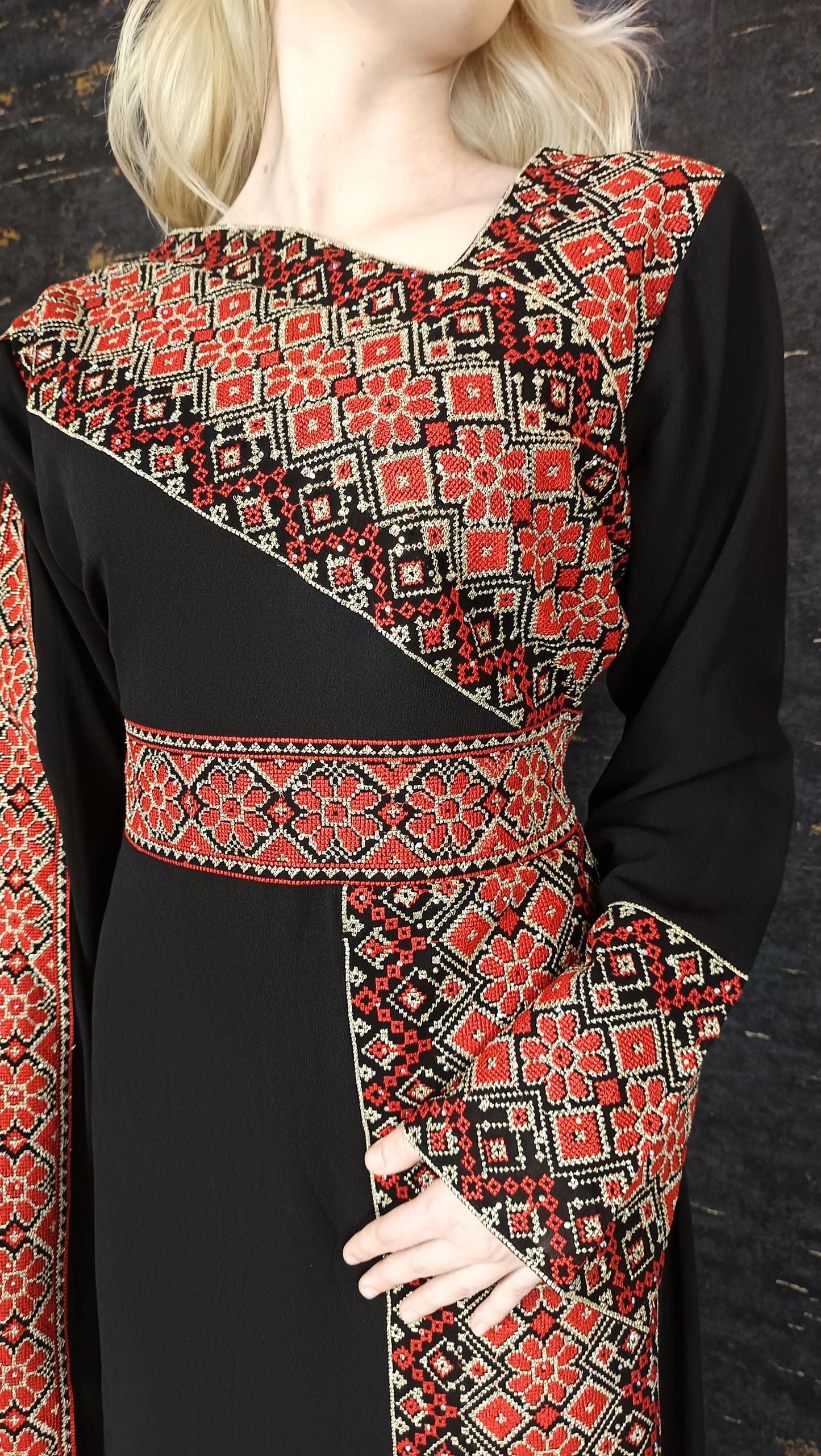 Könnte beinhalten: Eine schwarze Abaya mit roten und goldenen Stickereien. Die Stickereien zeigen geometrische Muster und florale Designs. (etsy image id: 7725712922)