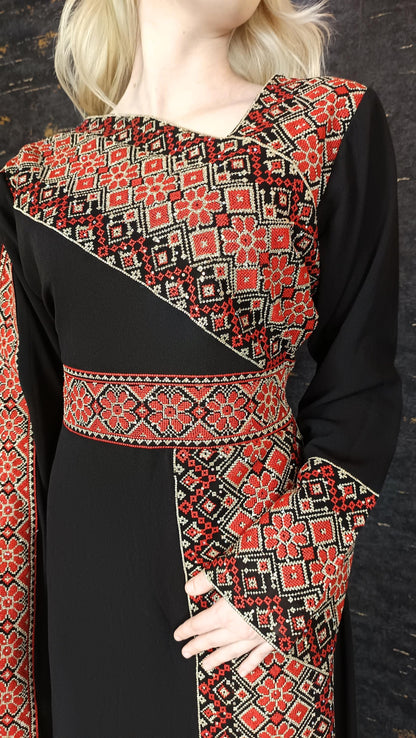 Könnte beinhalten: Eine schwarze Abaya mit roten und goldenen Stickereien. Die Stickereien zeigen geometrische Muster und florale Designs. (etsy image id: 7725712922)