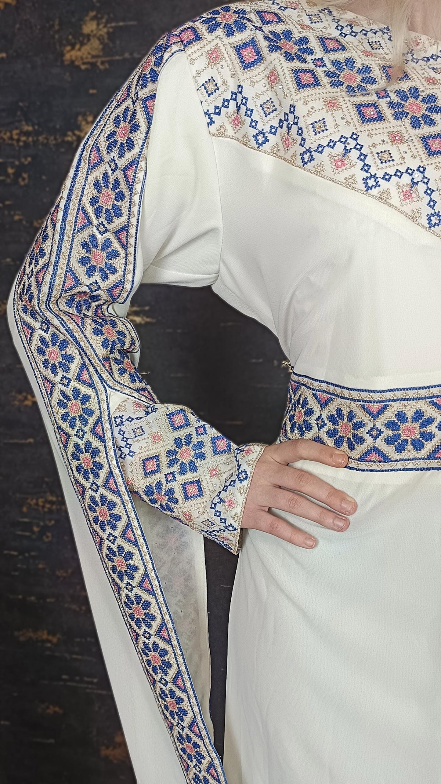 Kaftan Schaza mit Gürtel, weiß, asymmetrischer Halsausschnitt, unterschiedliche Armlängen, bunte Stickerei, Kleid für besondere Anlässe (etsy image id: 7725883640)