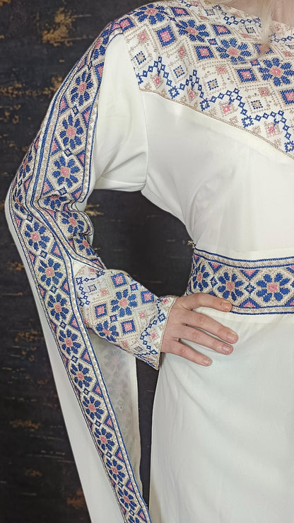 Kaftan Schaza mit Gürtel, weiß, asymmetrischer Halsausschnitt, unterschiedliche Armlängen, bunte Stickerei, Kleid für besondere Anlässe (etsy image id: 7725883640)