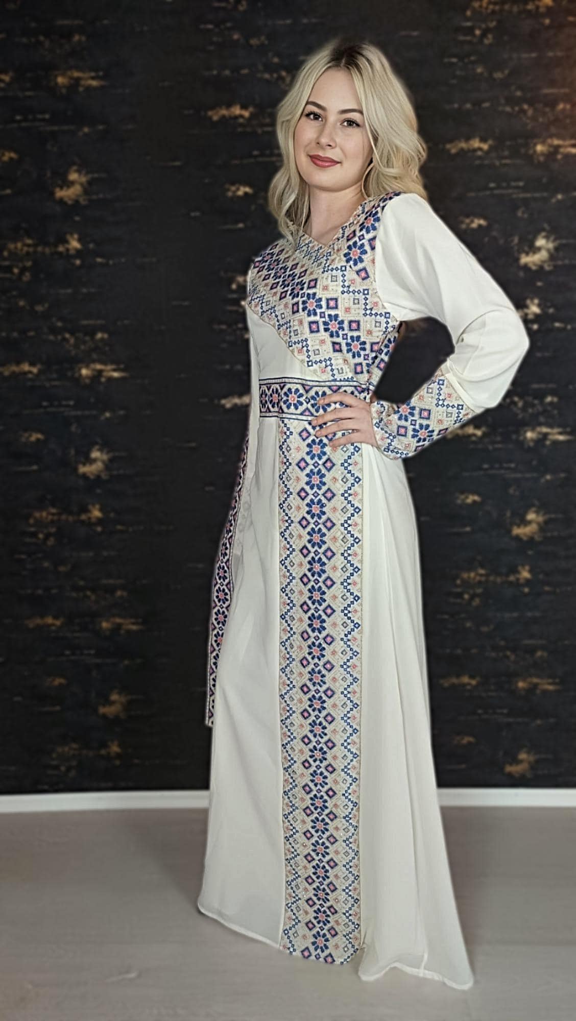 Kaftan Schaza mit Gürtel, weiß, asymmetrischer Halsausschnitt, unterschiedliche Armlängen, bunte Stickerei, Kleid für besondere Anlässe (etsy image id: 7725884708)