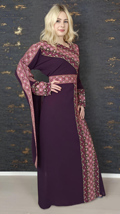 Kaftan Schaza mit Gürtel, aubergine, asymmetrischer Halsausschnitt, unterschiedliche Armlängen, bunte Stickerei, Kleid für besondere Anlässe (etsy image id: 7725931162)
