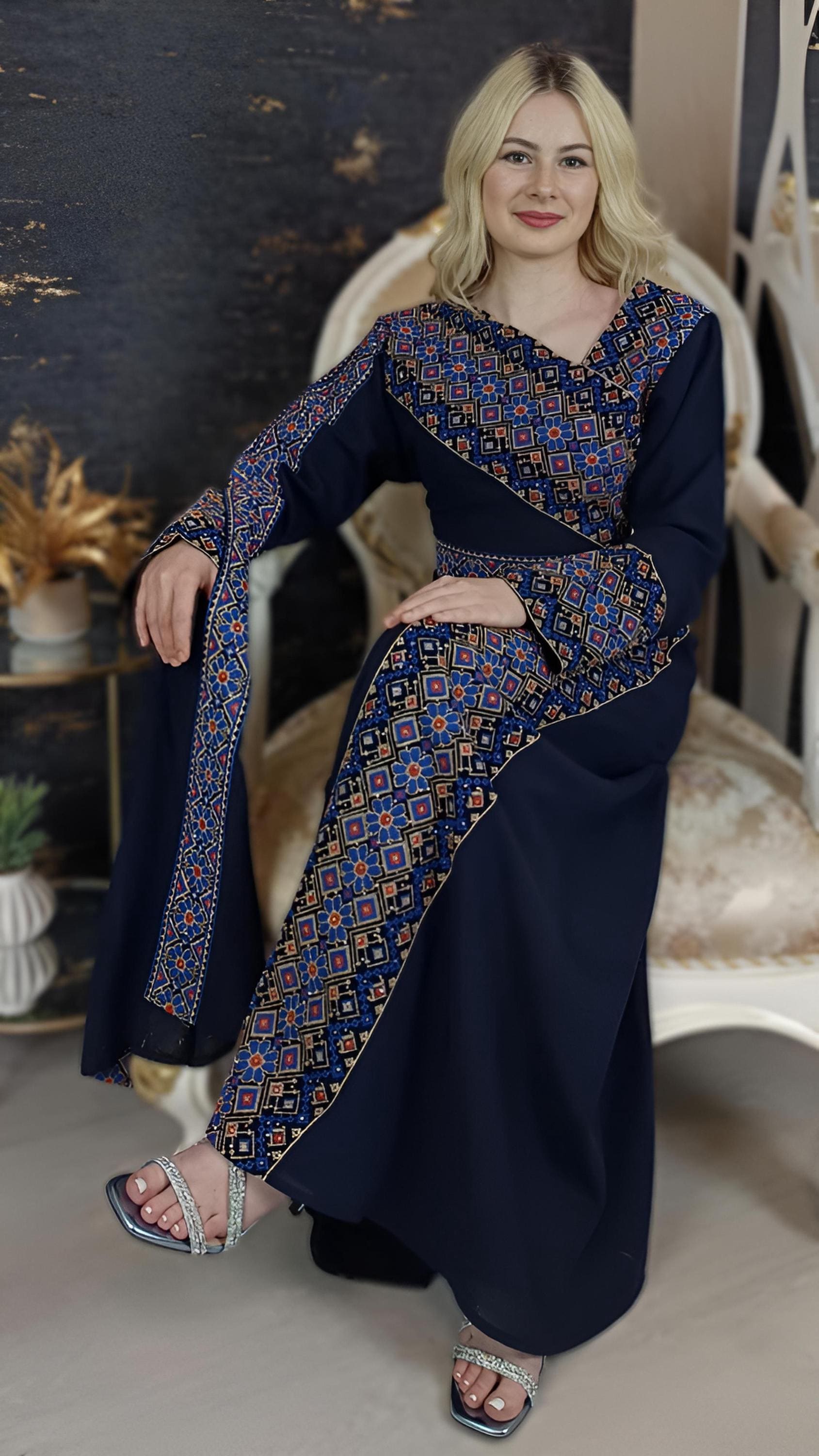 Kaftan Schaza mit Gürtel, dunkelblau, asymmetrischer Halsausschnitt, unterschiedliche Armlängen bunte Stickerei, Kleid für besondere Anlässe __etsy:7725944036