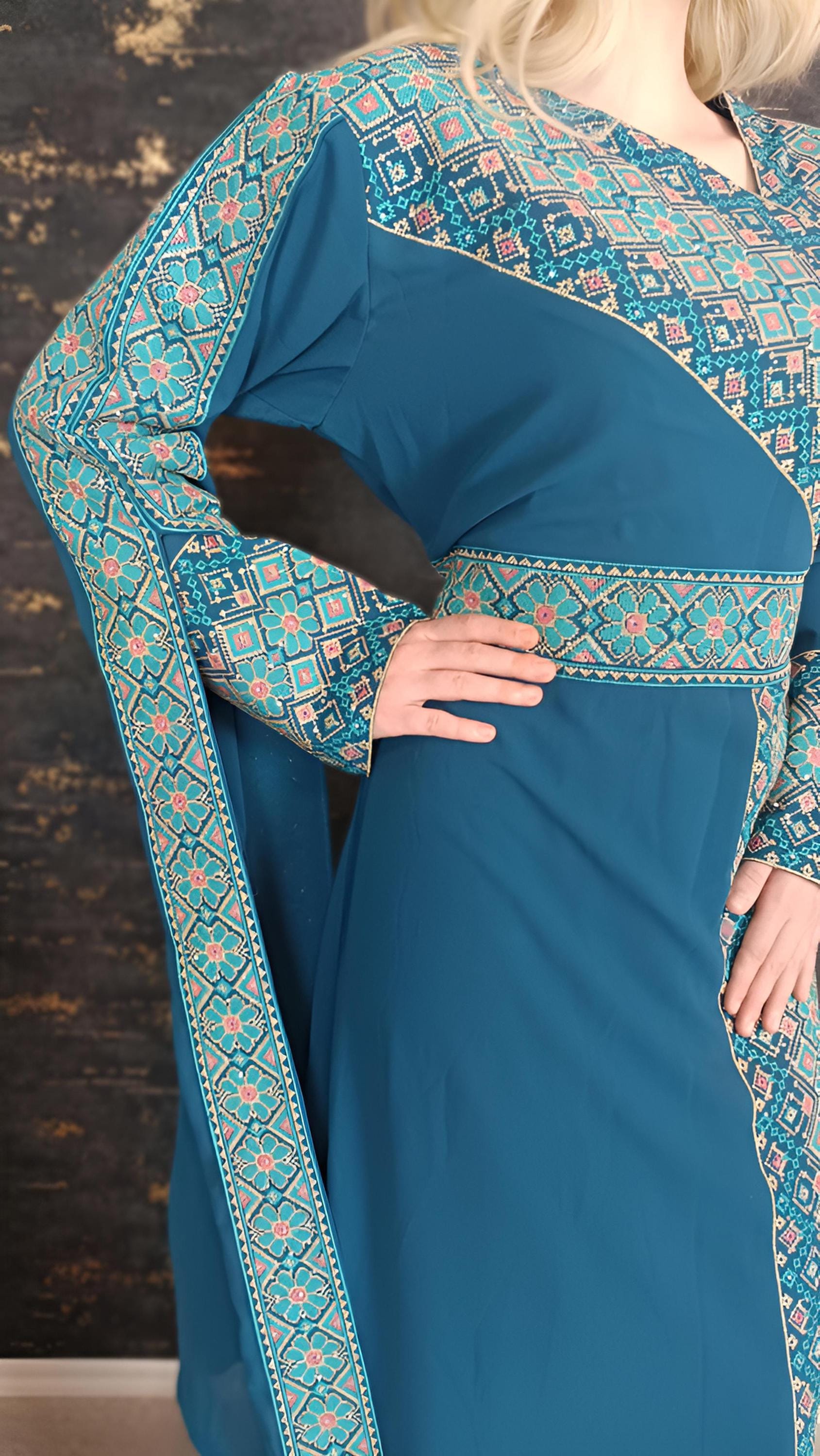 Kaftan Schaza mit Gürtel, türkis, asymmetrischer Halsausschnitt, unterschiedliche Armlängen, bunte Stickerei, Kleid für besondere Anlässe (etsy image id: 7725954322)
