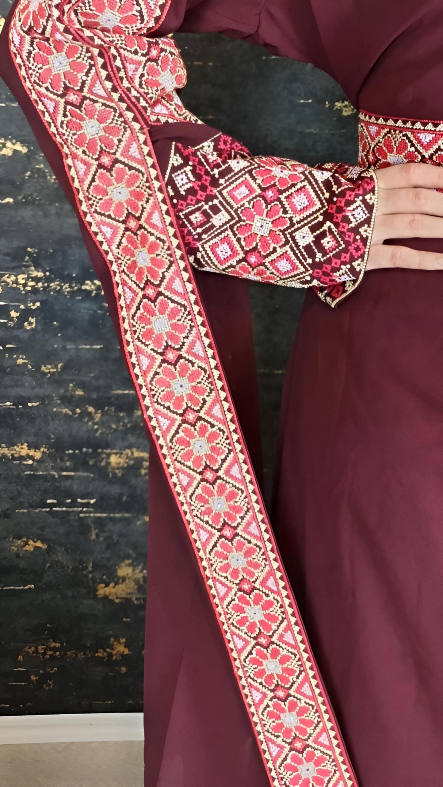 Kaftan Schaza mit Gürtel, weinrot, asymmetrischer Halsausschnitt, unterschiedliche Armlängen, bunte Stickerei, Kleid für besondere Anlässe __etsy:7725964752