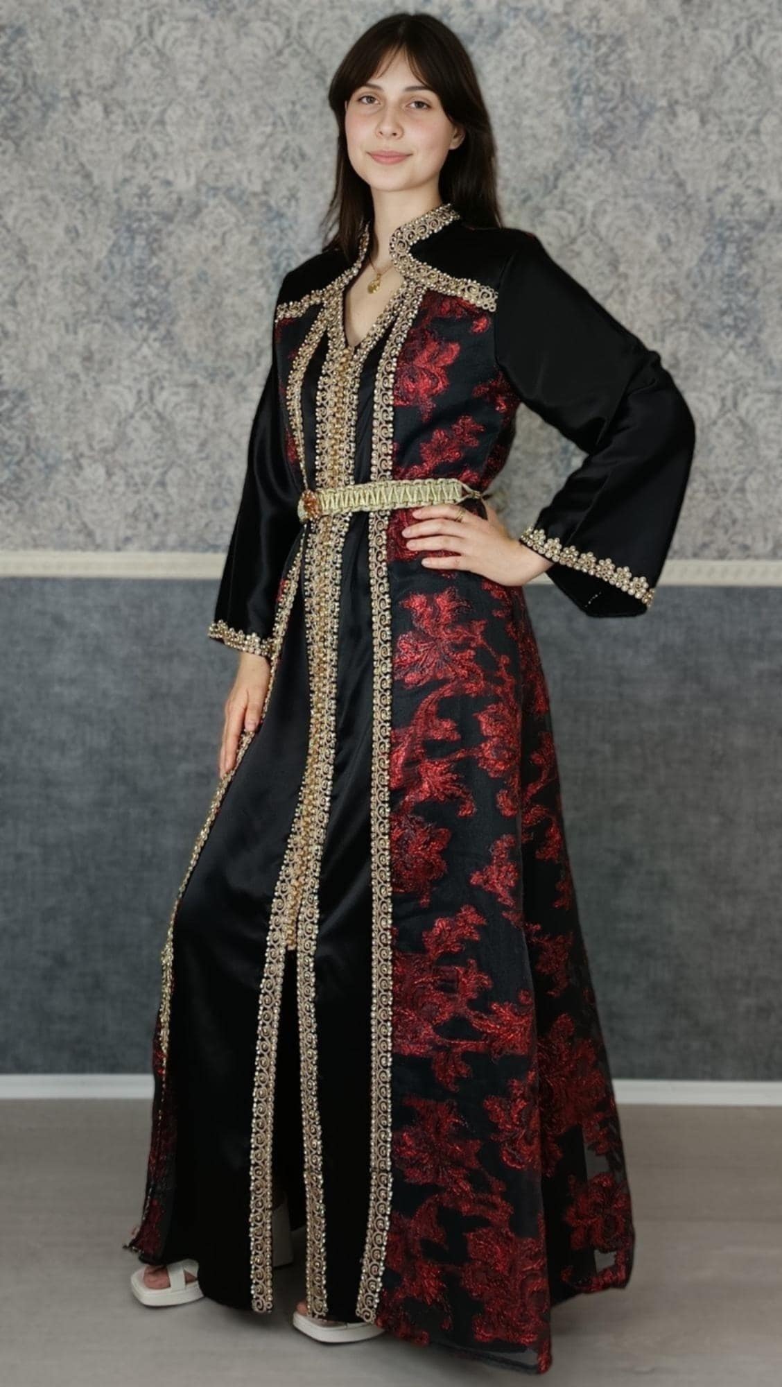 Könnte beinhalten: Ein bodenlanges, schwarz-rotes gemustertes Kleid mit goldenen Verzierungen und passendem Gürtel. Das Kleid hat lange Ärmel und einen hohen Kragen. Das rote Muster ist floral. __etsy:7726763305