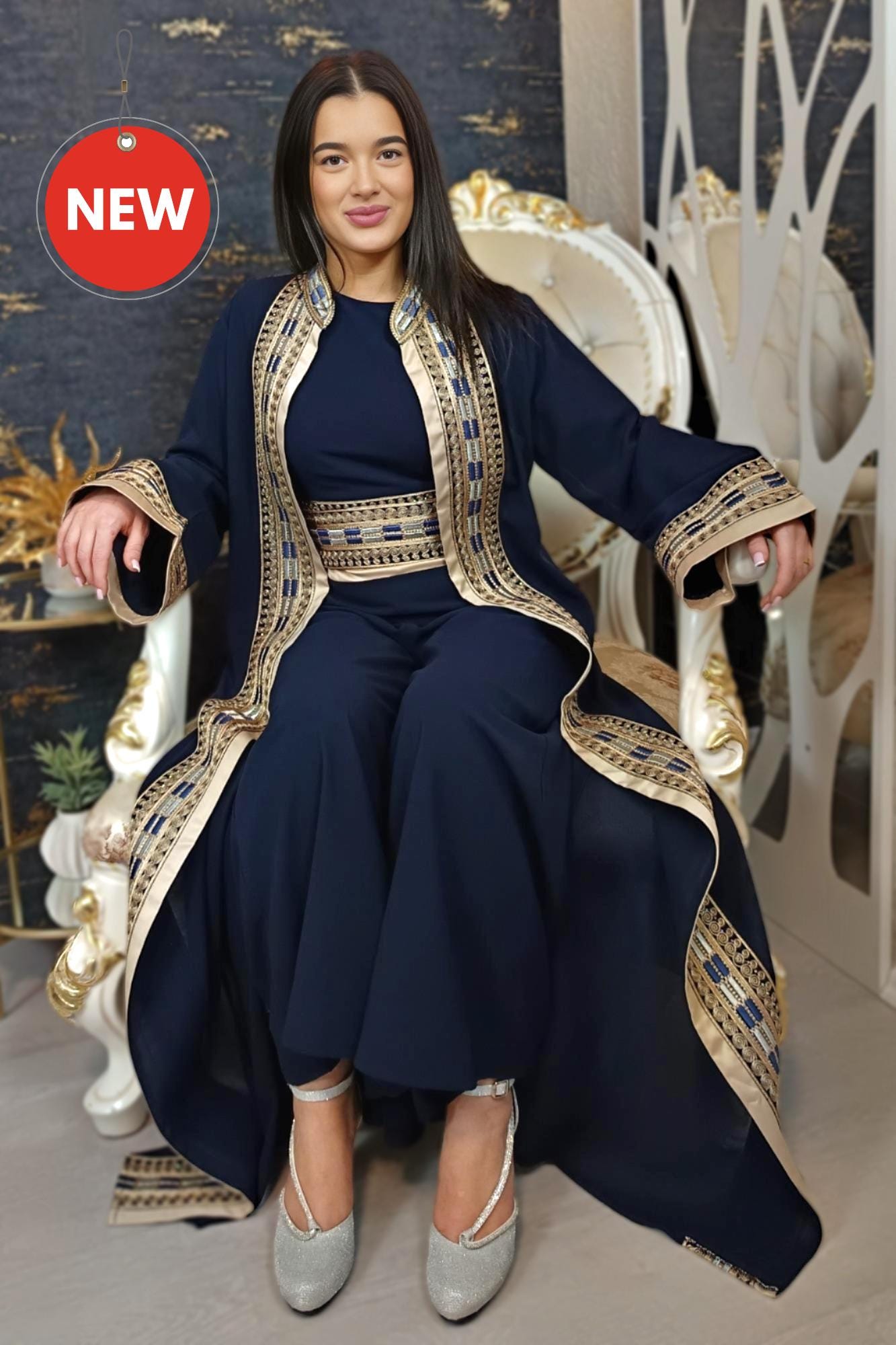Könnte beinhalten: Ein marineblaues Ensemble mit einer langärmeligen Jacke mit gold-blauer Stickerei, einem passenden Oberteil und einer Hose mit weitem Bein. Das Outfit beinhaltet einen dekorativen Gürtel und wird mit silbernen Absätzen akzentuiert. Ein rotes Etikett mit dem Wort "NEW" ist sichtbar. __etsy:7730475803