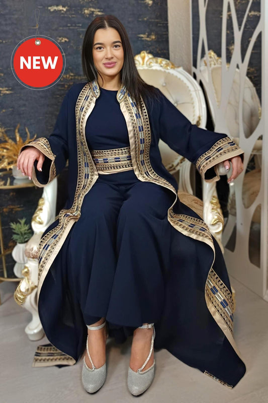 Könnte beinhalten: Ein marineblaues Ensemble mit einer langärmeligen Jacke mit gold-blauer Stickerei, einem passenden Oberteil und einer Hose mit weitem Bein. Das Outfit beinhaltet einen dekorativen Gürtel und wird mit silbernen Absätzen akzentuiert. Ein rotes Etikett mit dem Wort "NEW" ist sichtbar. __etsy:7730475803