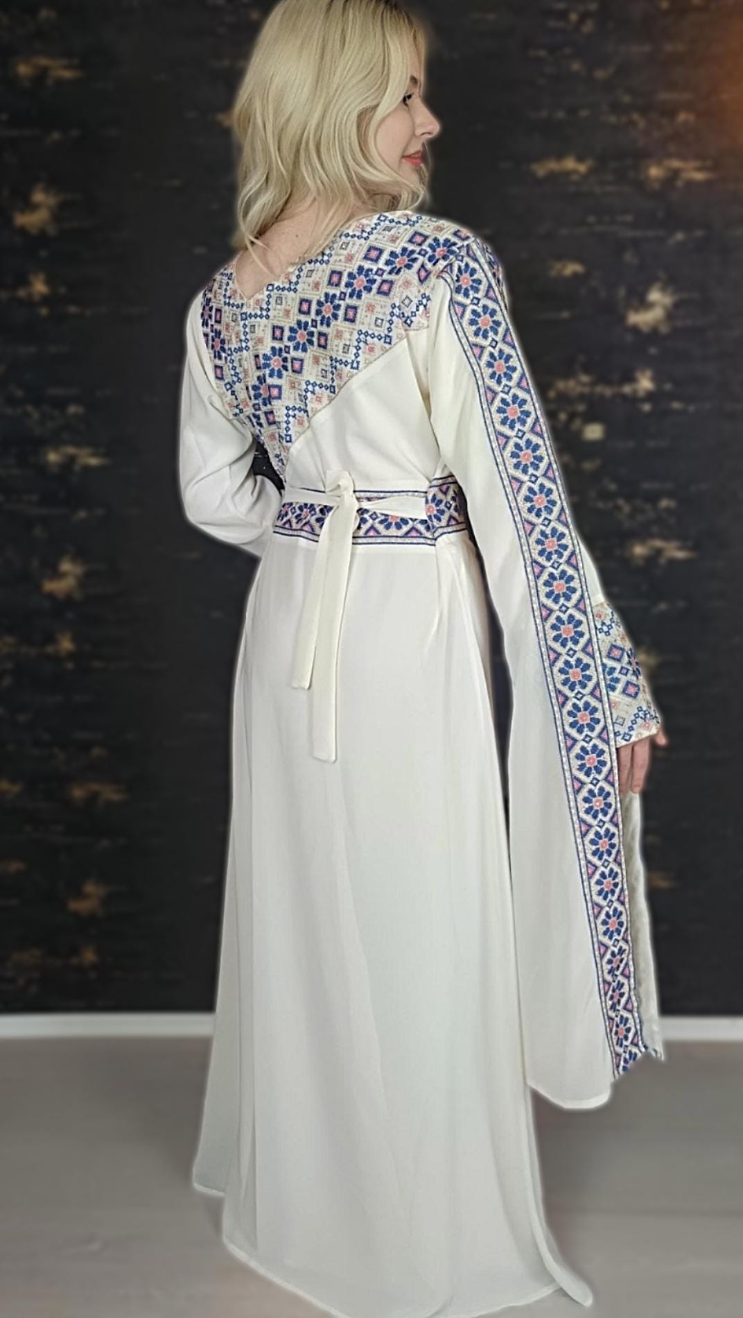 Kaftan Schaza mit Gürtel, weiß, asymmetrischer Halsausschnitt, unterschiedliche Armlängen, bunte Stickerei, Kleid für besondere Anlässe (etsy image id: 7773827815)