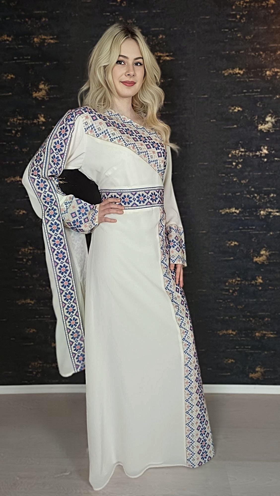 Kaftan Schaza mit Gürtel, weiß, asymmetrischer Halsausschnitt, unterschiedliche Armlängen, bunte Stickerei, Kleid für besondere Anlässe (etsy image id: 7773830133)